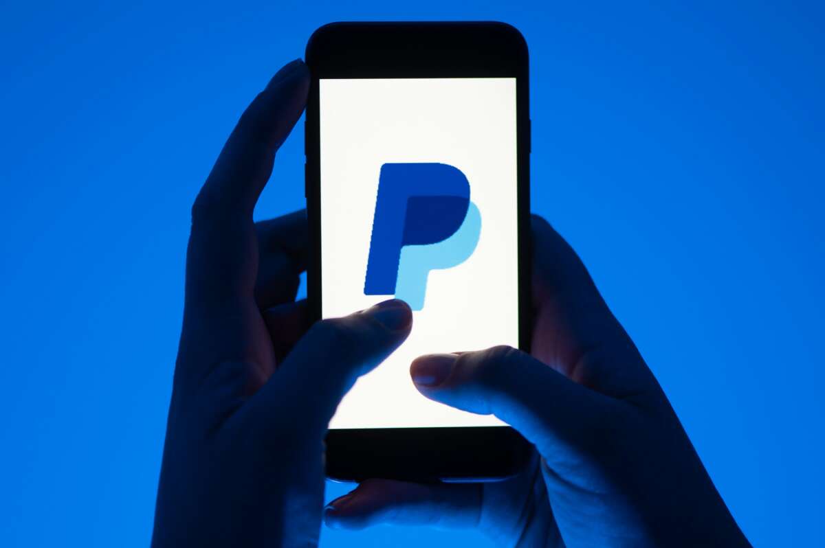 Archivo: logotipo de Paypal en un teléfono móvil. Raya.