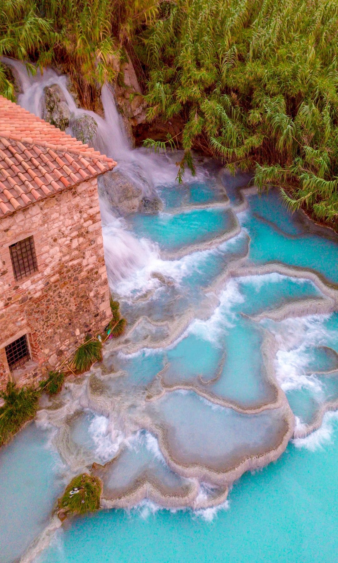 Se dice que las aguas termales de Saturia tienen propiedades mágicas y un origen vinculado a la furia de Saturno.