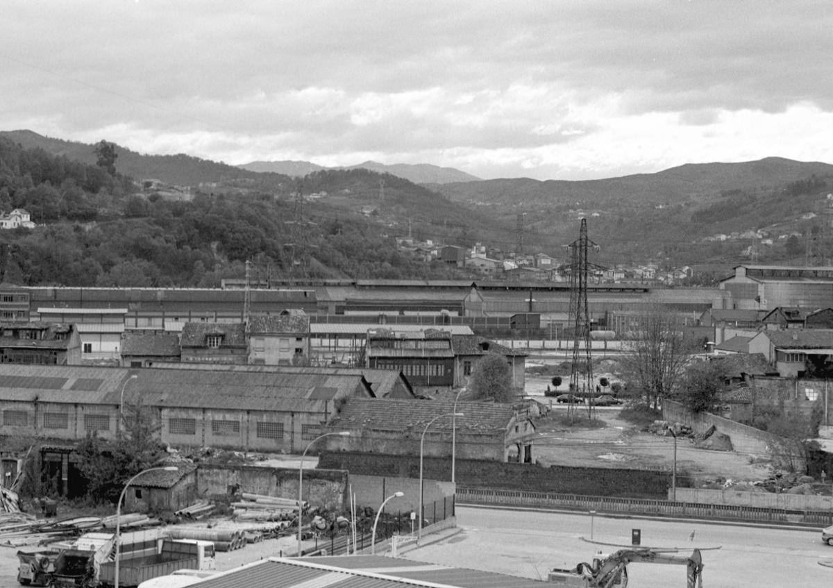 Los alrededores de Langreo Centro, en 1999, cuando parte de las casas y fábricas no habían sido derribadas.