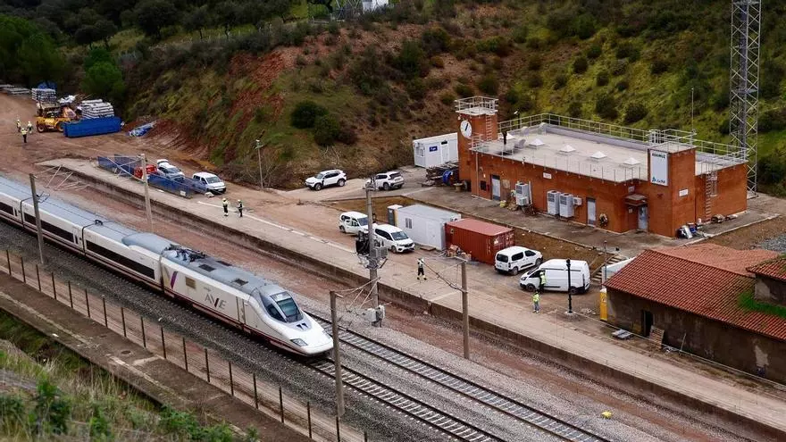 Los trenes de alta velocidad circulan por el tramo de Adamuz tras la reapertura de vía
