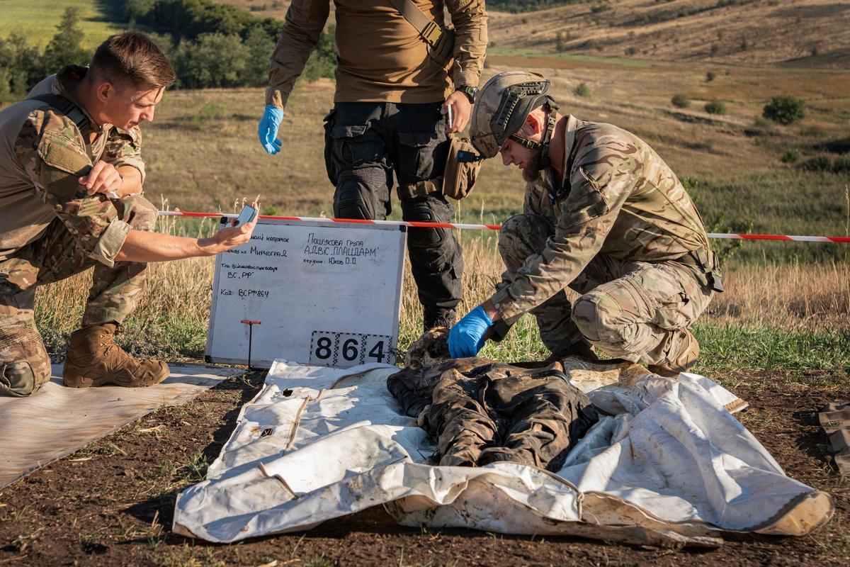 Los buscadores de cadáveres en la guerra de Ucrania