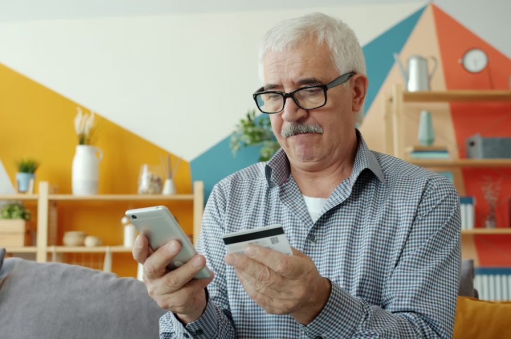 Un anciano es operado a través de un teléfono móvil