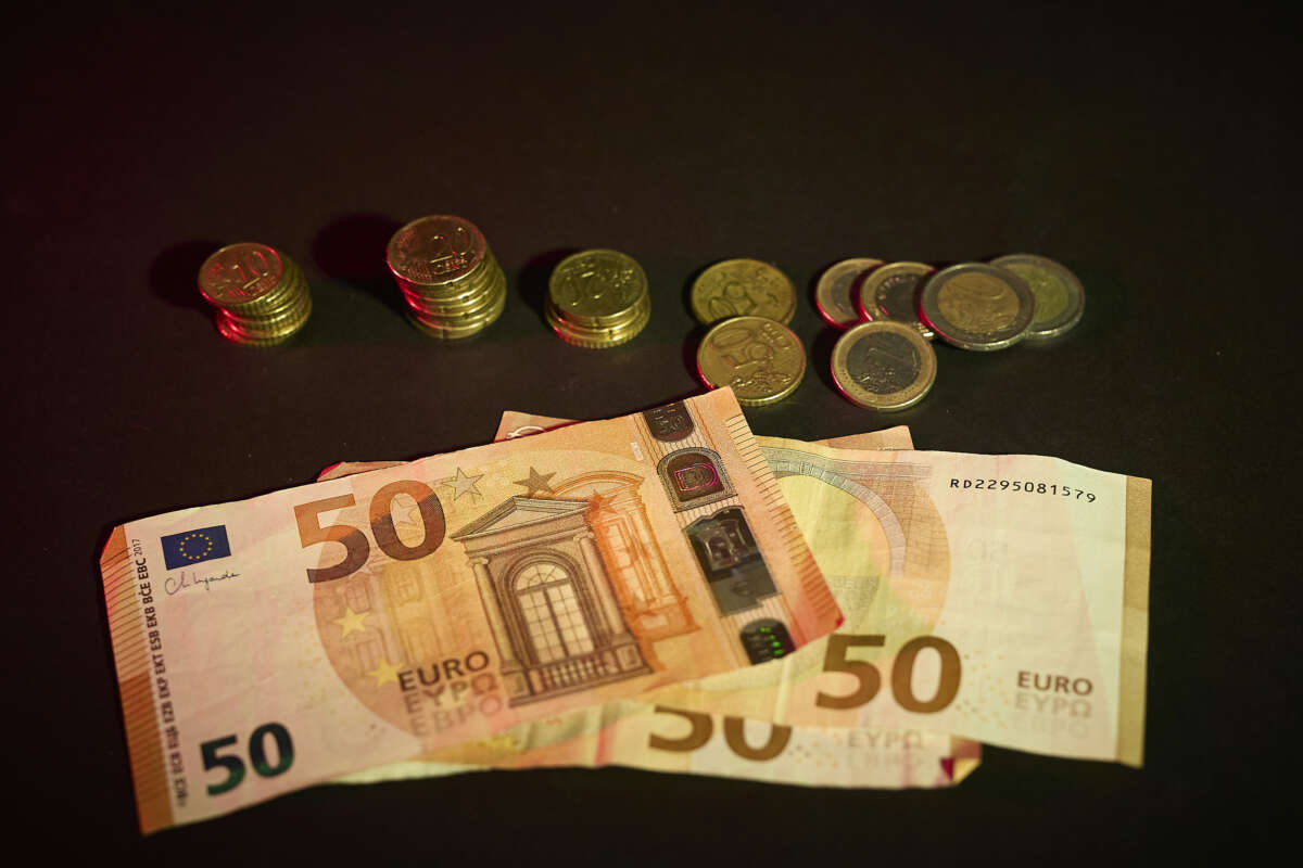 Archivo - Billetes y monedas, a 3 de septiembre de 2025, en Madrid (España). El uso de efectivo sigue disminuyendo y sólo dos de cada diez personas lo eligen como método de pago habitual.