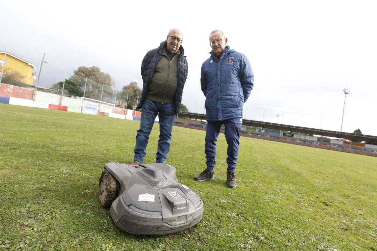 Emilio Alberto García y Amancio Prieto, miembros de la junta directiva de Navarro y encargados del mantenimiento del césped.