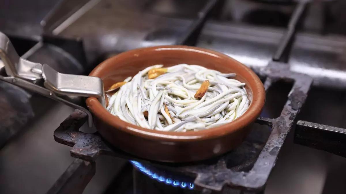 Cocinar una tapa de angulas.