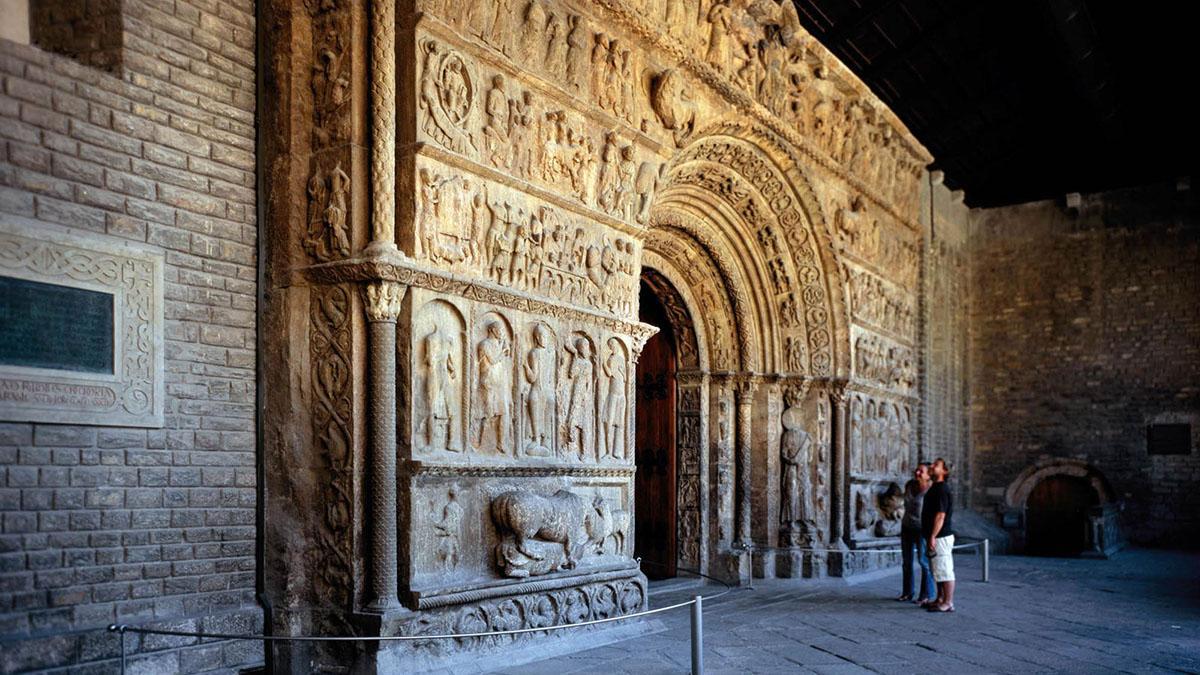 La monumental portada del Monasterio de Santa María de Ripoll, conocida como la “Biblia de Piedra”, es una de las grandes obras maestras del románico europeo.