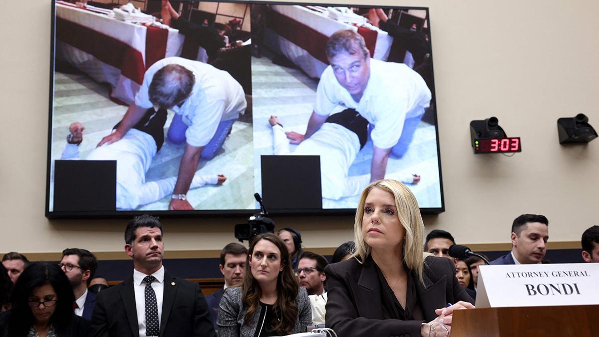 La fiscal general de Estados Unidos, Pam Bondi, testifica en Washington el 11 de febrero de 2026, con una imagen del ex príncipe Andrés en una pantalla detrás de ella.