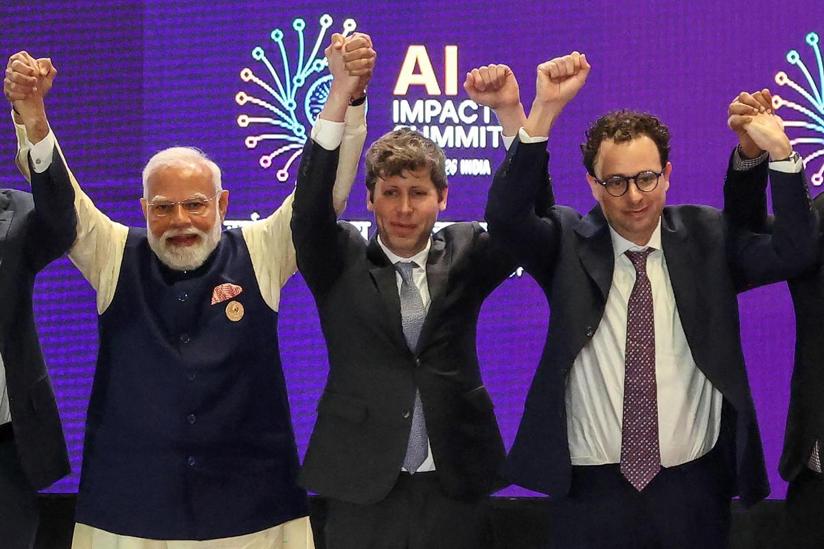 El director ejecutivo de OpenAI, Sam Altman, y el director ejecutivo de Anthropic, Dario Amodei, se niegan a darse la mano durante la AI Impact Summit en India en febrero de 2026.