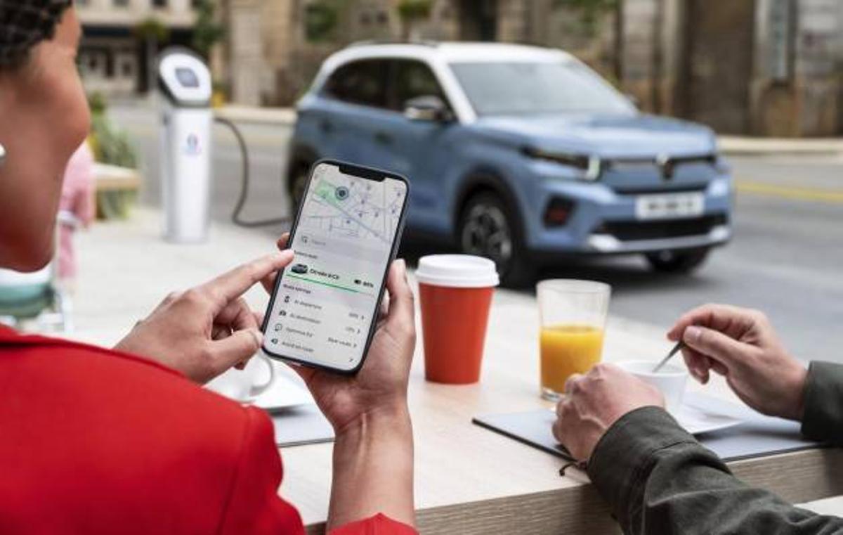 El ë-C3 es compatible con los servicios opcionales Connect Plus de la marca a través de la aplicación My Citroën, que ofrece el servicio e-Routes, para planificar rutas eficientes y buscar puntos de recarga