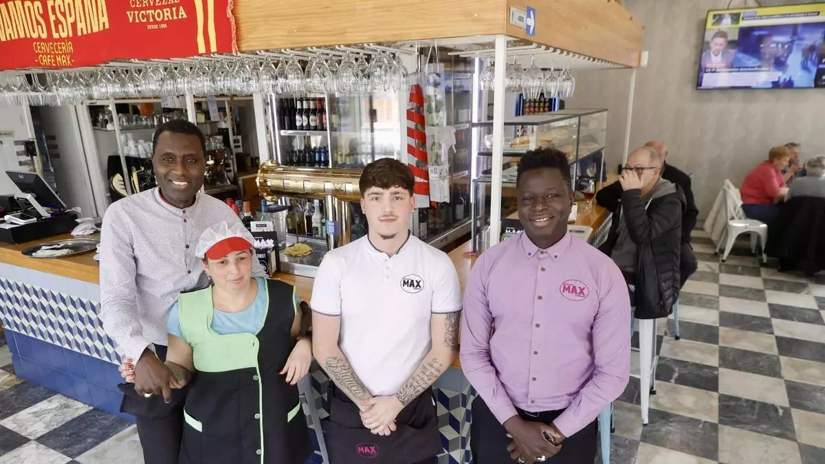 De Senegal a El Llano: El hotelero que suma su tercer bar en Gijón y apuesta por “dar la oportunidad que me dieron a mí”