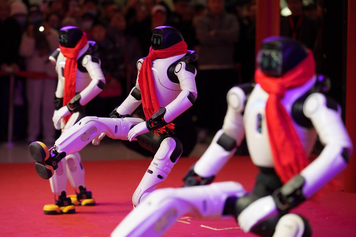 Los robots participan en la celebración del nuevo año en China.