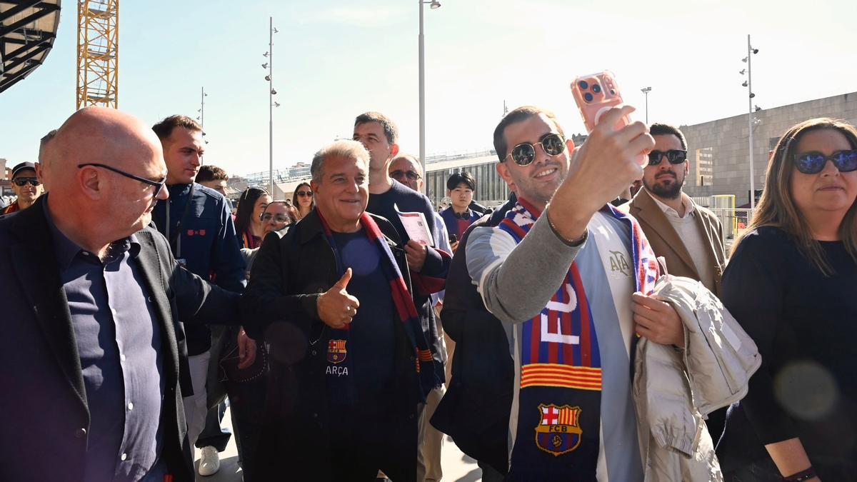 Laporta, en las afueras del Camp Nou, este domingo.