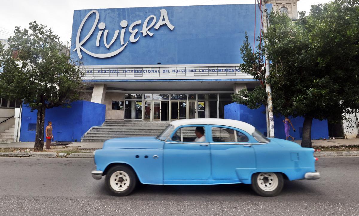 Un vehículo viejo fue captado este miércoles 3 de noviembre circulando frente al Cine Riviera, una de las salas que acogerá el 46 Festival del Nuevo Cine Latinoamericano, en La Habana (Cuba), a partir de este jueves.