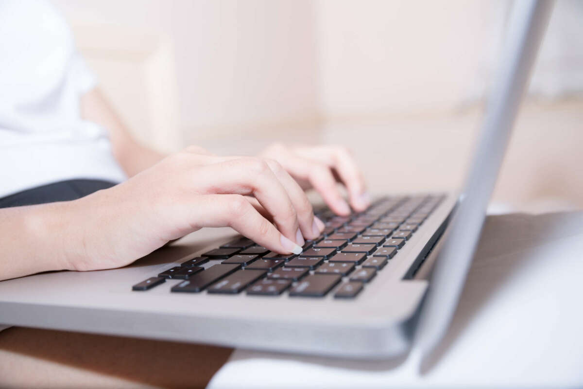 Una persona que usa la computadora.