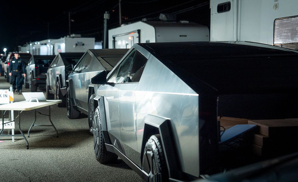 Varios coches equipados con equipos Starlink.