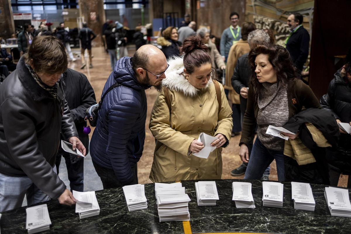 Varios electores eligen su papeleta en las elecciones de Aragón del 8 de febrero.