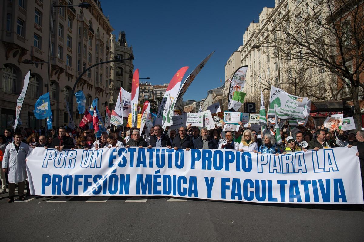 La delegación de médicos marcha entre el Congreso de los Diputados y el Ministerio de Sanidad.