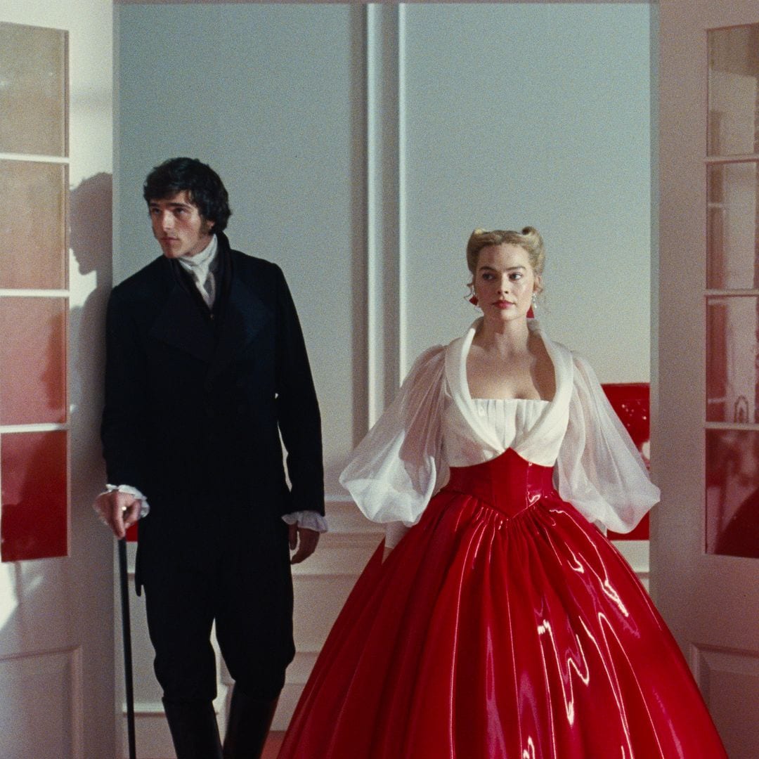 Escena de la película Cumbres borrascosas, protagonizada por Margot Robbie y Jacob Elordi, y dirigida por Emerald Fennel