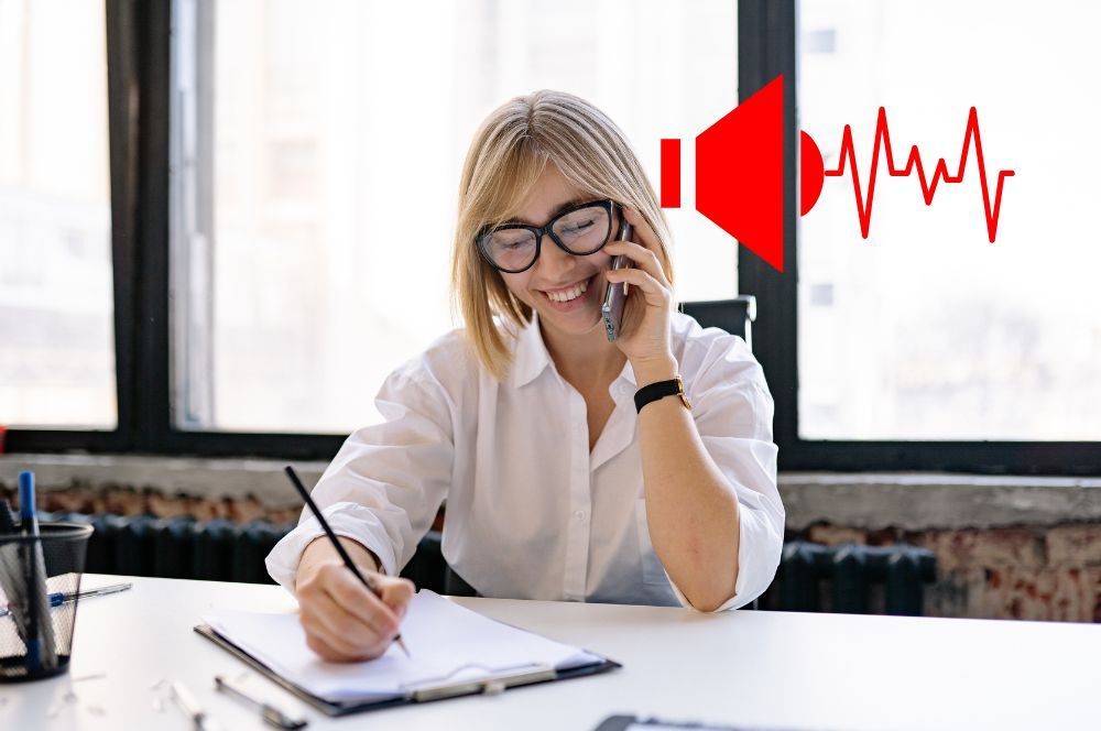 Mujer hablando por teléfono haciendo un suave pitido cuando escucha una llamada entrante
