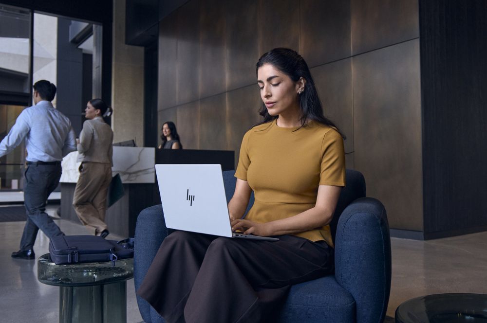 Mujer usando HP EliteBook