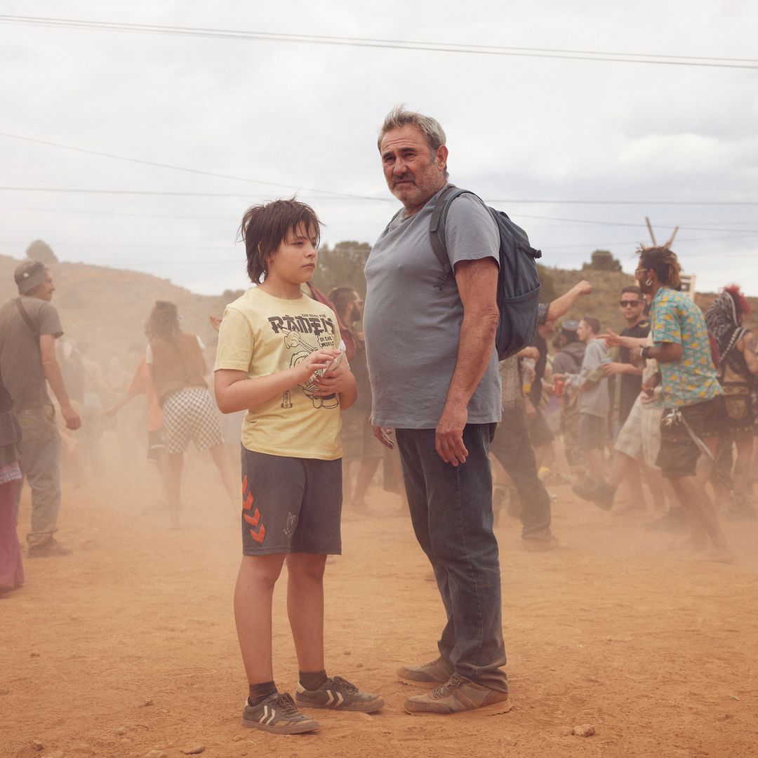 Sergi López y el niño Bruno Núñez Arjona en la película Sirat, rodada en la Rambla de Barrachina, Teruel