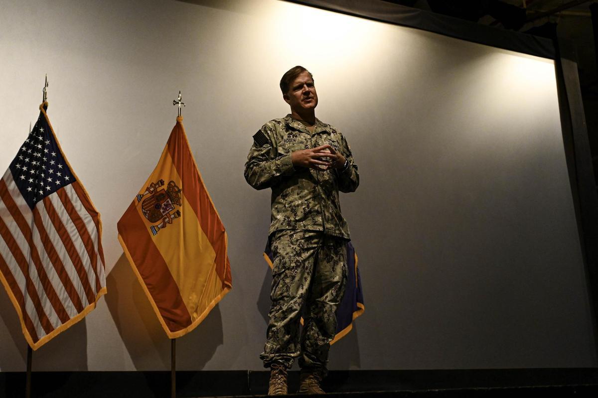 El contraalmirante Brad Rosen, jefe del Comando Naval de América del Norte para Europa y África Central, se dirige a los marineros estacionados en la base durante una intervención en septiembre pasado.
