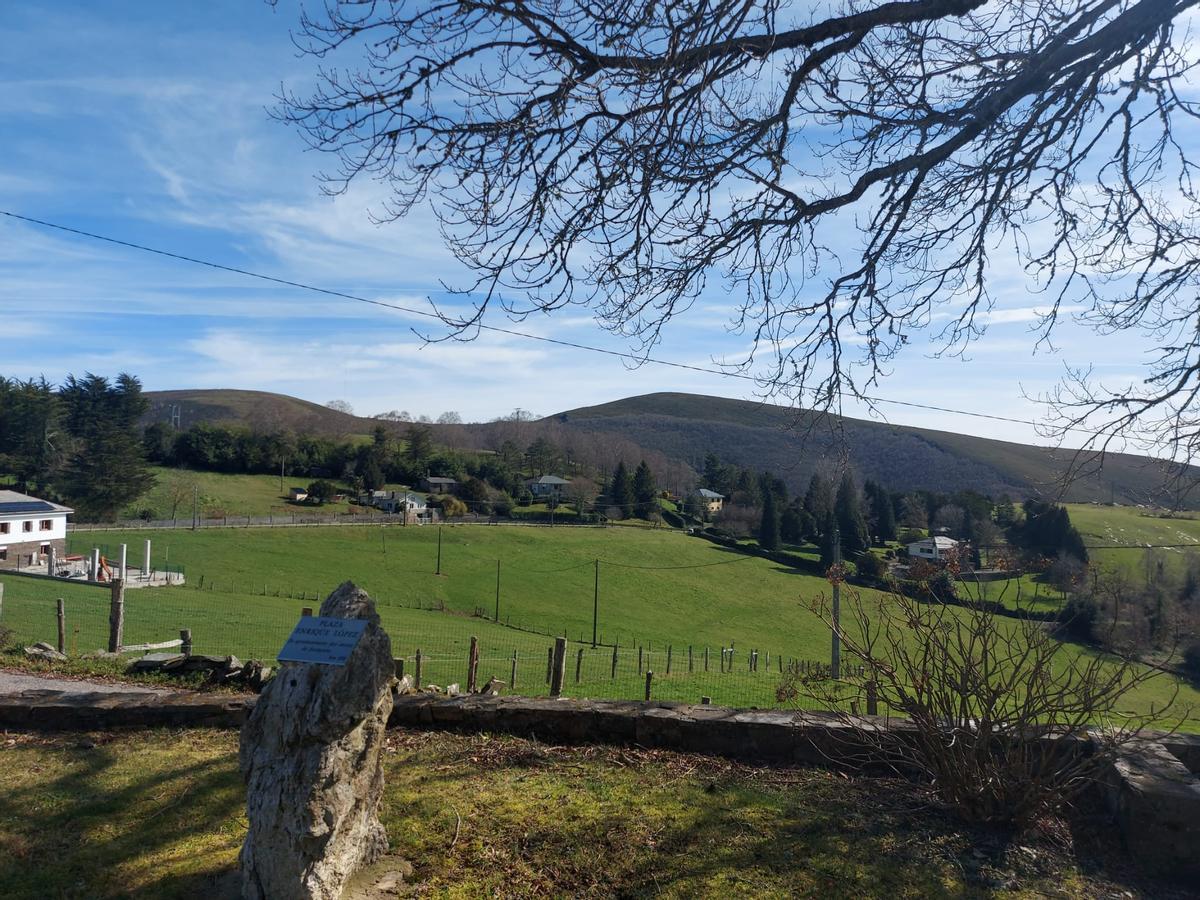 La placa que recuerda a Enrique López.