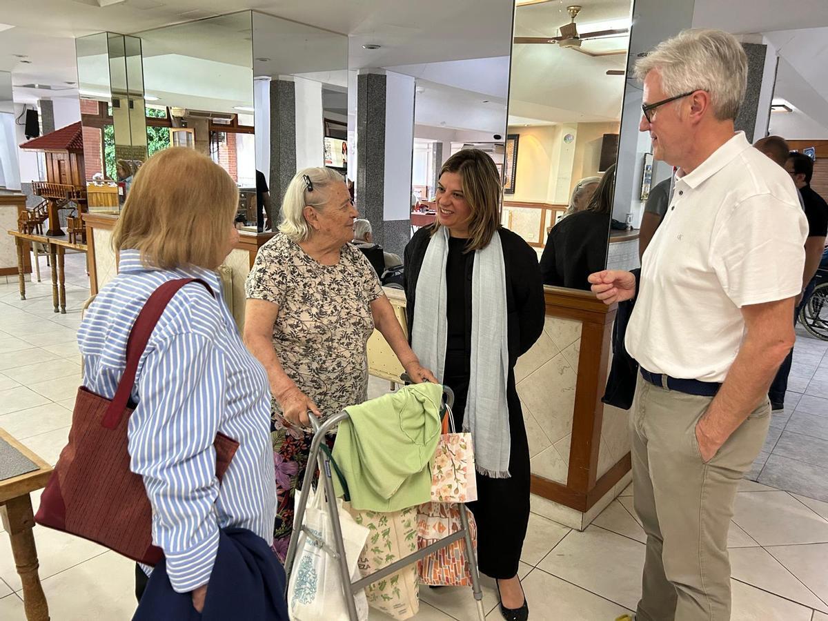 A la izquierda, María Antonia Fernández Felgueroso, residente del Club Tinetense, Gimena Llamedo y Marcos Niño.