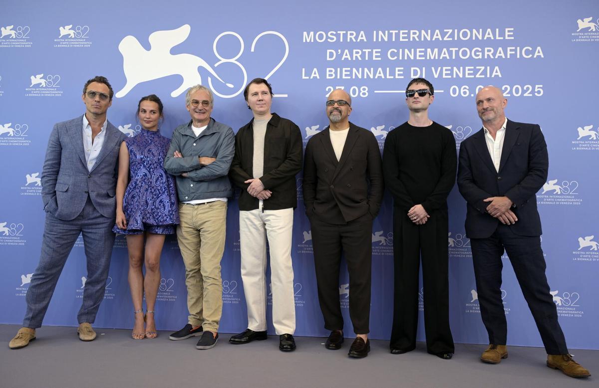 El actor británico Jude Law y la sueca Alicia Vikander protagonizaron este domingo la alfombra roja del Festival de Venecia para el estreno de la película 'El mago del Kremlin', en la carrera por el León de Oro. EFE/EPA/RICARDO ANTIMIANI