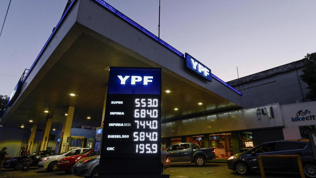 Gasolinera YPF en Buenos Aires.