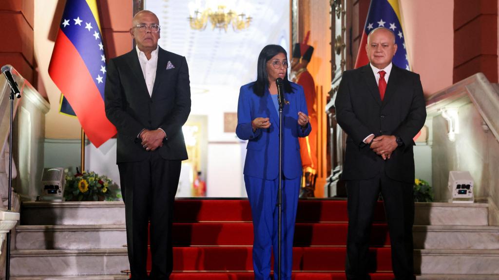 La presidenta interina de Venezuela, Delcy Rodríguez, conversa con el presidente de la Asamblea Nacional, Jorge Rodríguez, y el ministro del Interior, Diosdado Cabello