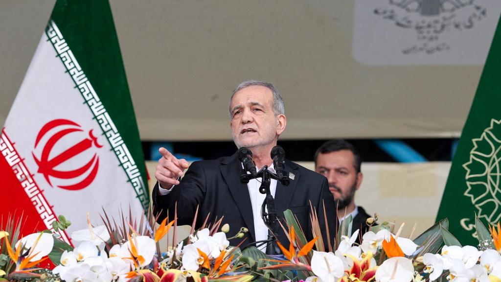 El presidente iraní Masoud Pezeshkian en el 47º aniversario de la Revolución Islámica en Teherán