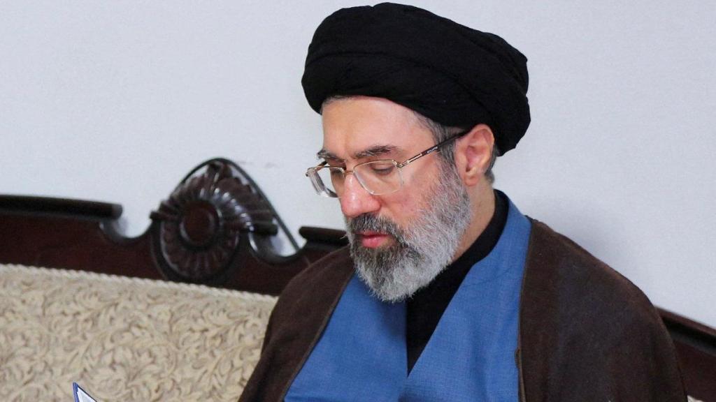 Mojtaba, segundo hijo de Ali Jamenei, durante una visita a la oficina de Hezbolá en Teherán