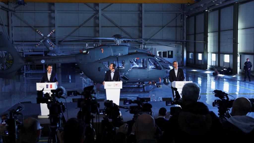 Emmanuel Macron, Nikos Christodoulides y Kyriakos Mitsotakis en la base de Paphos en Chipre.