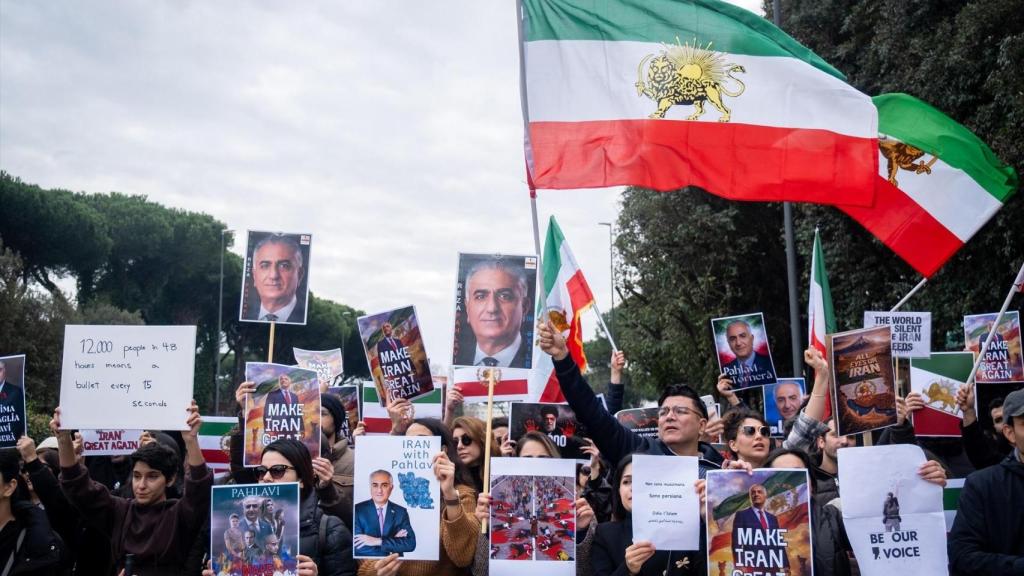 Exiliados iraníes frente al Ministerio de Asuntos Exteriores italiano en Roma manifestándose contra el régimen de los ayatolás y a favor del Shah Reza Pahlavi el 15 de enero de 2026. Foto: Marco Di Gianvito / ZUMA Press Wir / Europa Press