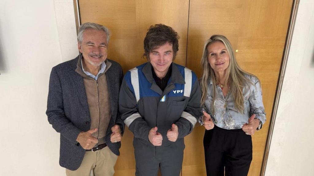 Javier Milei con el empresario Martín Varsavsky y su esposa, Nina Varsavsky.