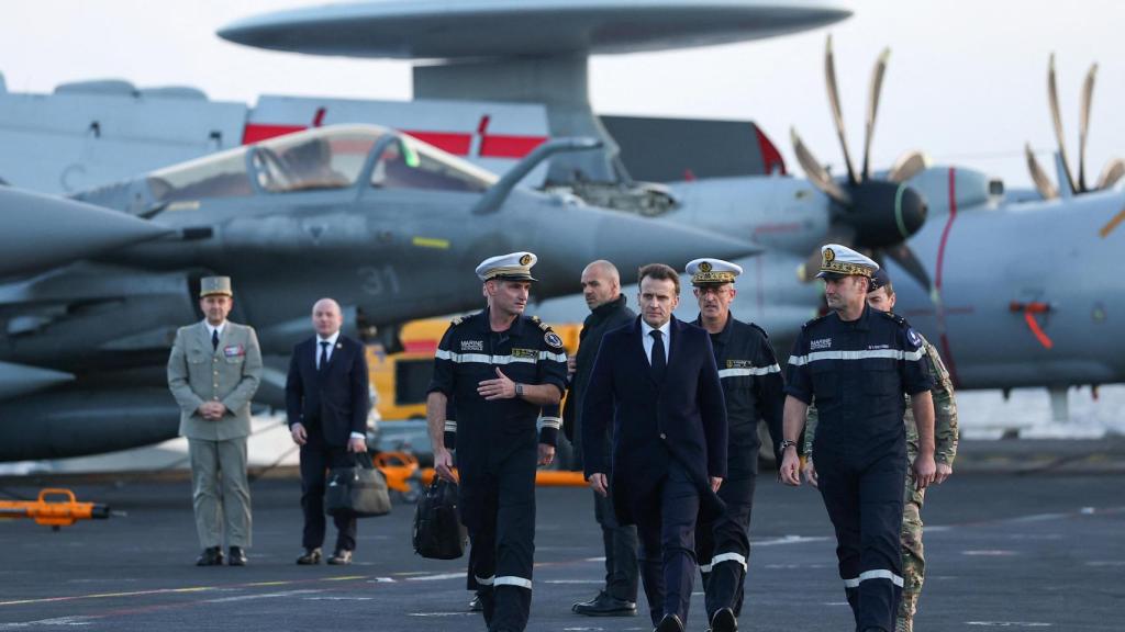 El presidente francés, Emmanuel Macron, visita el portaaviones francés Charles de Gaulle.