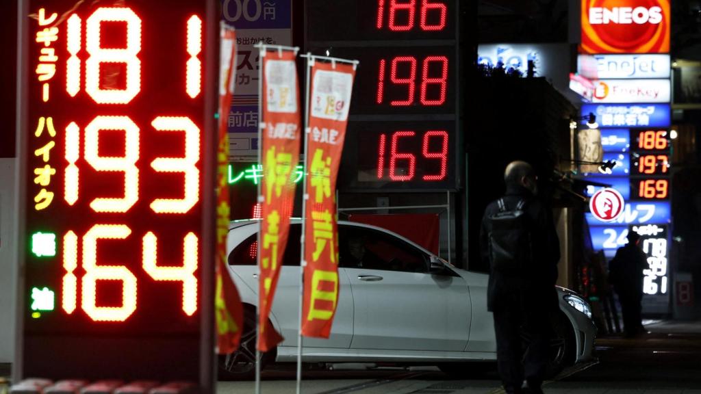 Carteles con precios de combustible en el exterior de gasolineras, en pleno conflicto entre Estados Unidos, Israel e Irán, en Tokio.