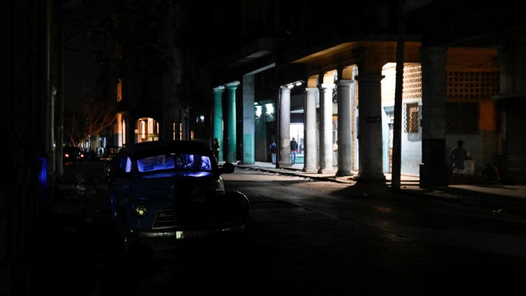 Las calles de La Habana sin luz por la crisis que sufre Cuba.