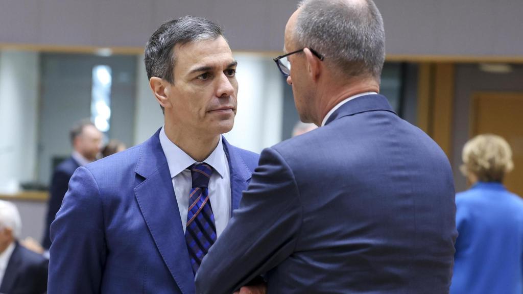 Pedro Sánchez conversa con Friedrich Merz durante el Consejo Europeo de este jueves en Bruselas