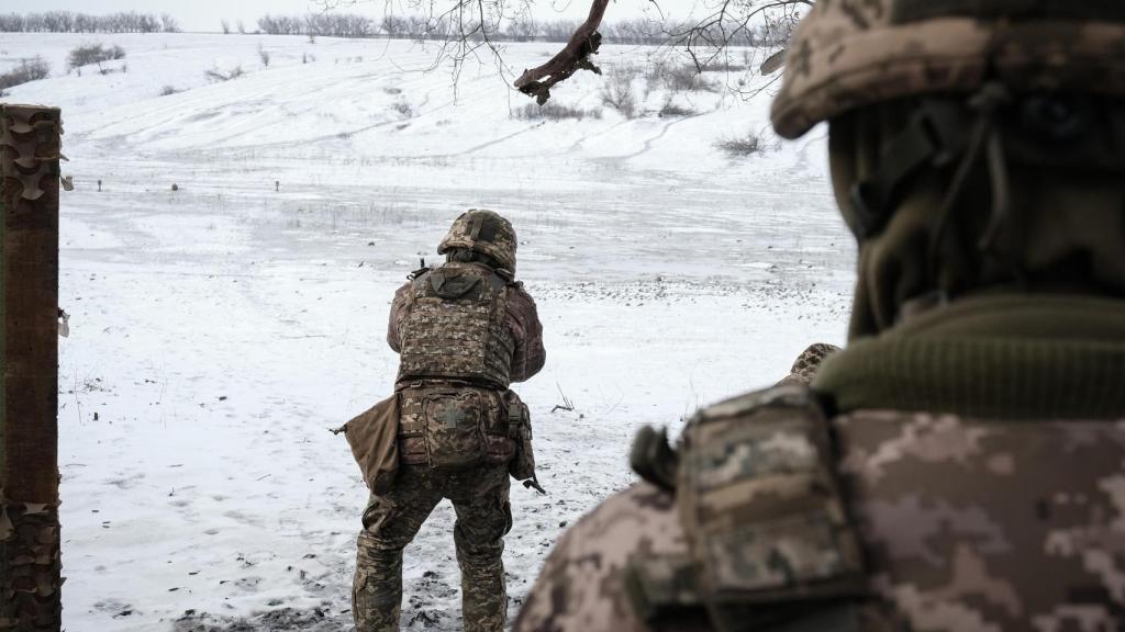 Los reclutas del Batallón de Alcatraz aprenden a utilizar el Kalashnikov durante el entrenamiento