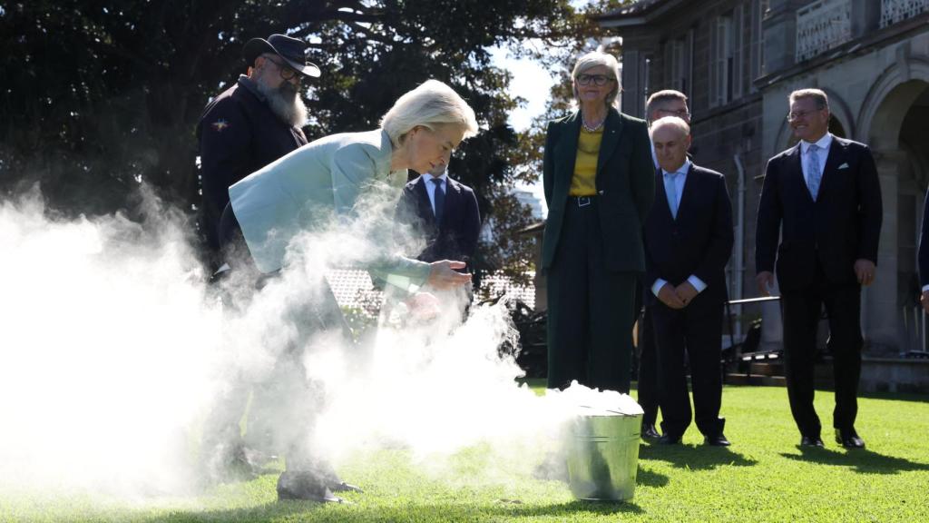 La presidenta Ursula von der Leyen participa en una ceremonia de humo en Sydney