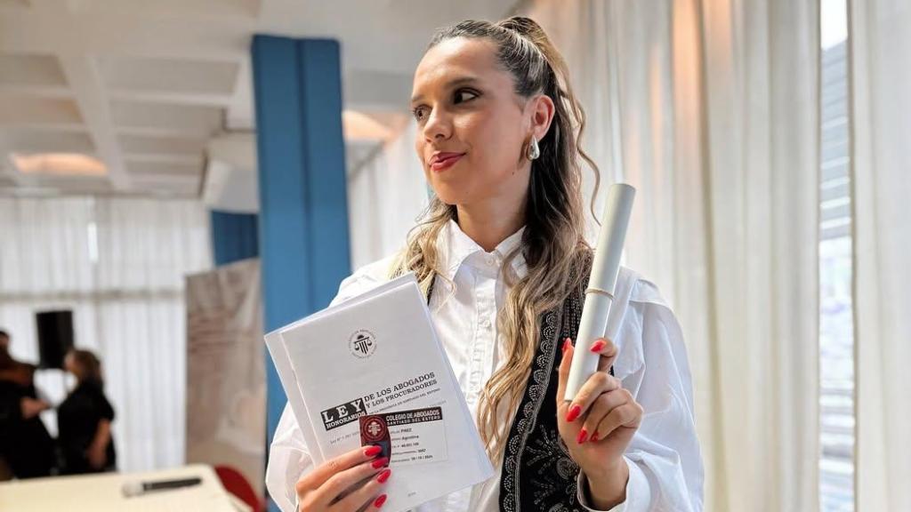 Agustina Páez, en su acto de graduación como abogada, en 2024.