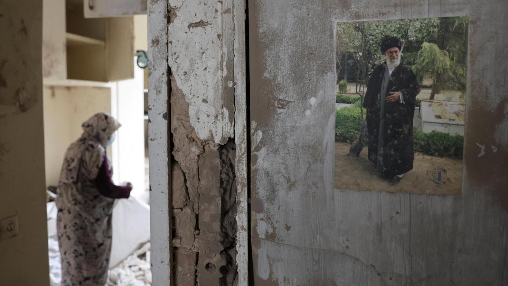 Un cartel del ayatolá Ali Jamenei en una casa bombardeada por Israel en Teherán.