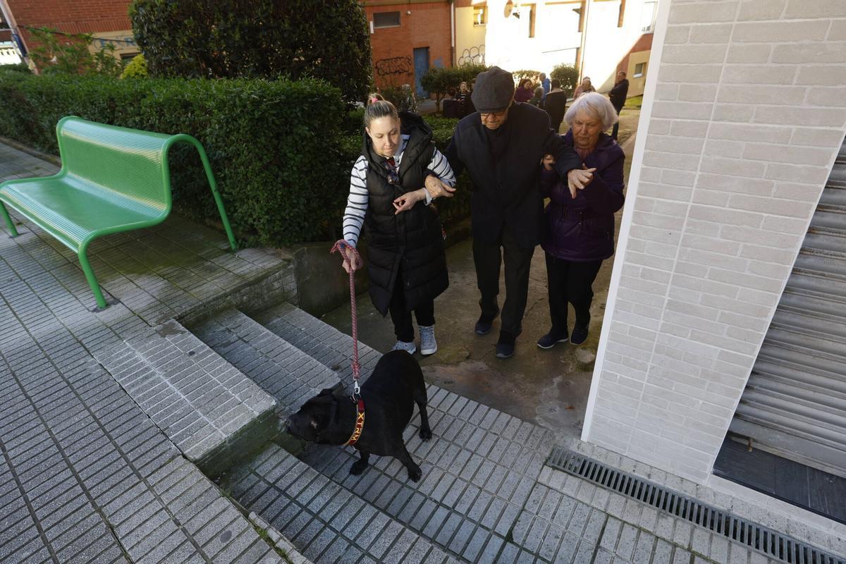 Avilés. Informe con los vecinos de algunas cuadras de Glez Abarca que no cuentan con acceso peatonal a la calle, lo que genera problemas de accesibilidad.