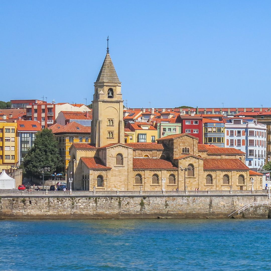 Vista panorámica de la Iglesia de San Pedro de Gijón, junto al mar