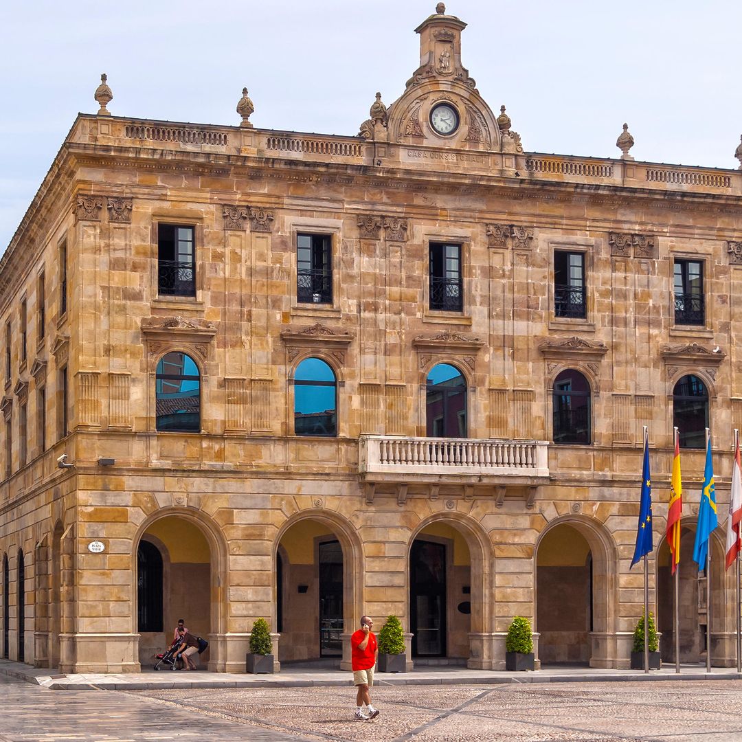 Plaza Mayor de Gijón en el distrito de Cimadevilla y edificio del Ayuntamiento
