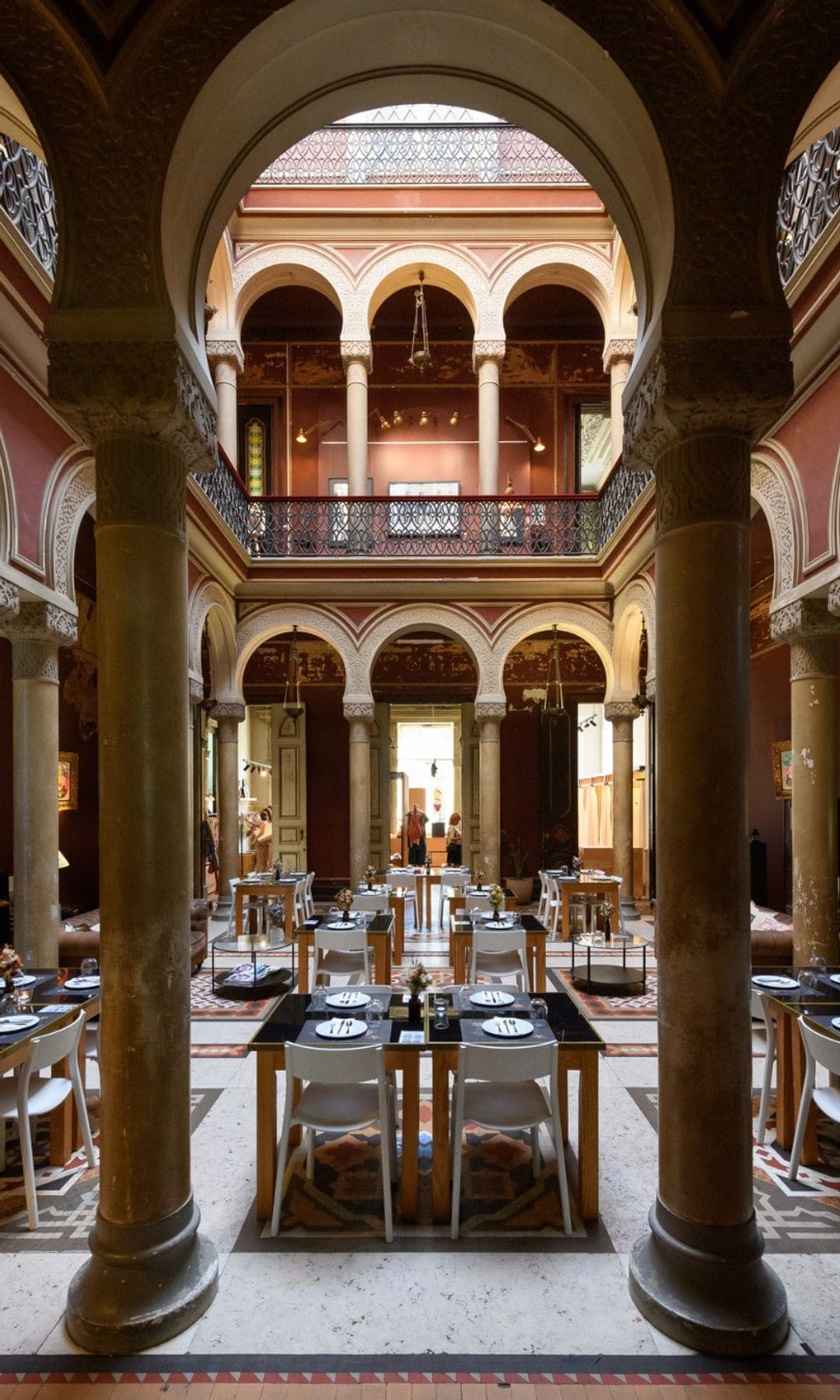 El encantador centro comercial Embaixada, ubicado dentro del Palácio Ribeiro da Cunha en Lisboa