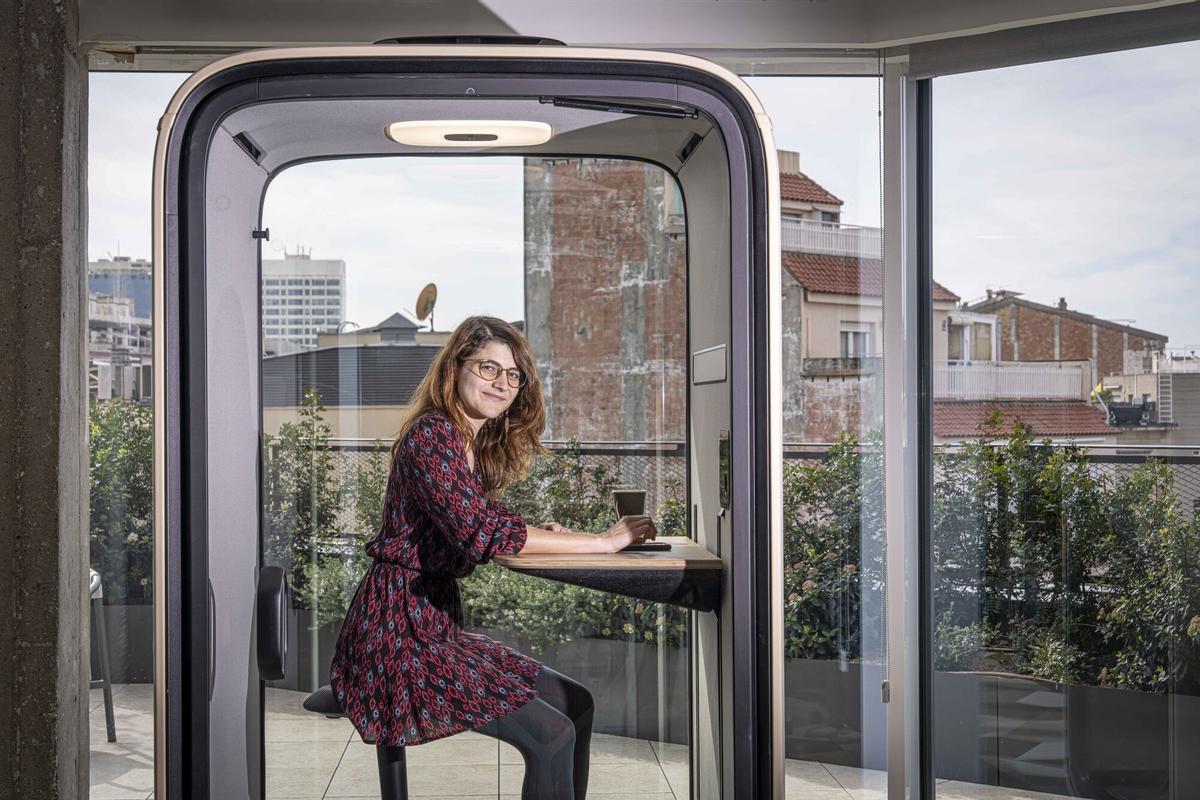 Barcelona, 18/02/2026 Barcelona. Informe sobre el talento que ha regresado a Barcelona con motivo de la inauguración de la sede de AstraZeneca. varios perfiles. Tema largo. En Edificio Estel. Personas: Nuria Folguera, Ana García del Molino (la del vestido rojo) y Francesc Muyas. AUTOR: MANU MITRU