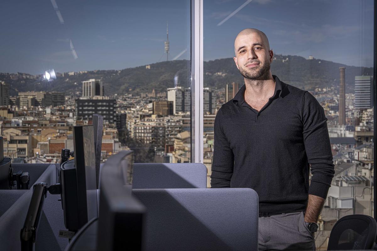 Barcelona, 18/02/2026 Barcelona. Informe sobre el talento que ha regresado a Barcelona con motivo de la inauguración de la sede de AstraZeneca. varios perfiles. Tema largo. En Edificio Estel. Personas: Nuria Folguera, Ana García del Molino (la del vestido rojo) y Francesc Muyas. AUTOR: MANU MITRU